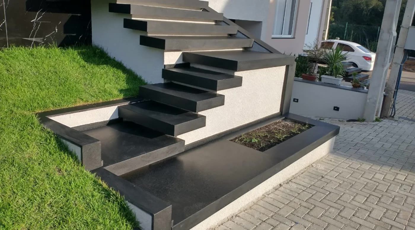 Escada moderna com acabamento em pedra